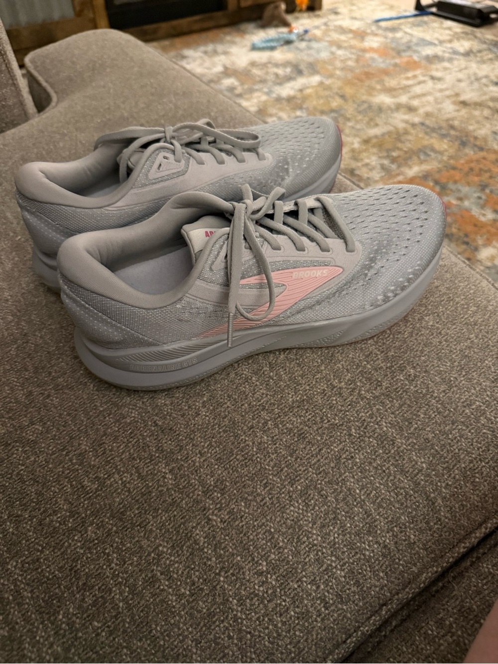 Brooks Women's Light Gray Running Sneakers with Pink Logo - Picture 2 of 4